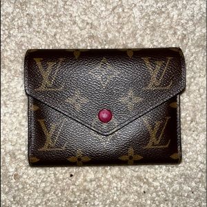 LOUIS VITTON LABELED PURSE 🤍